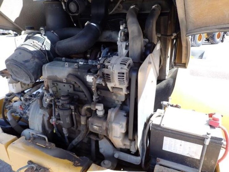 2014-deere-324j-image-51