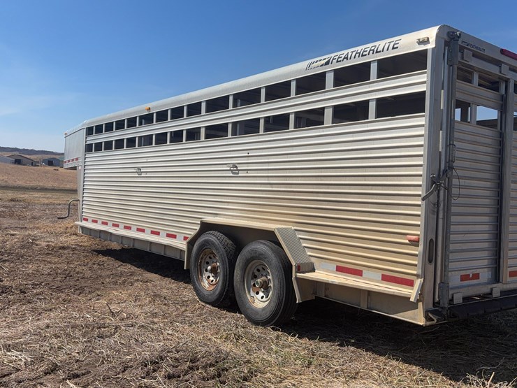 2005-featherlite-8127-livestock-trailer-image-8