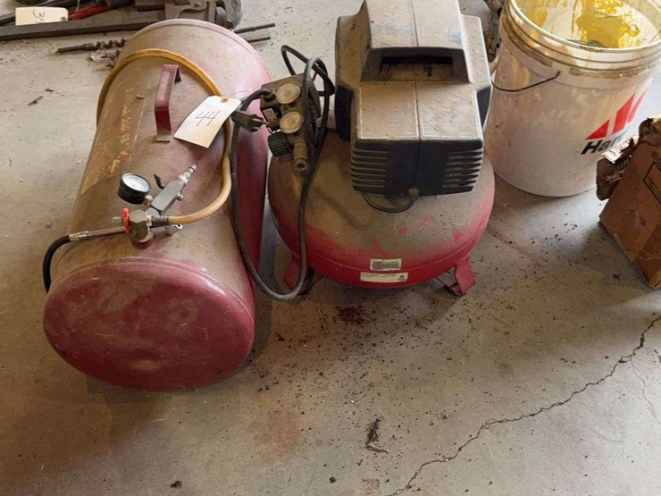 air-compressor-and-portable-air-tank-image-3