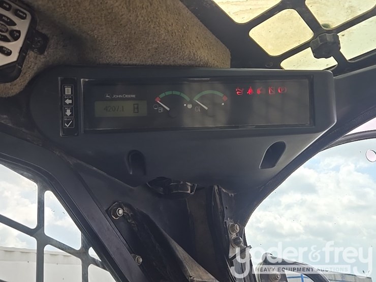 2011-deere-328d-image-45