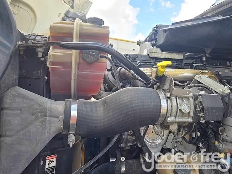 2011-freightliner-cascadia-125-image-56