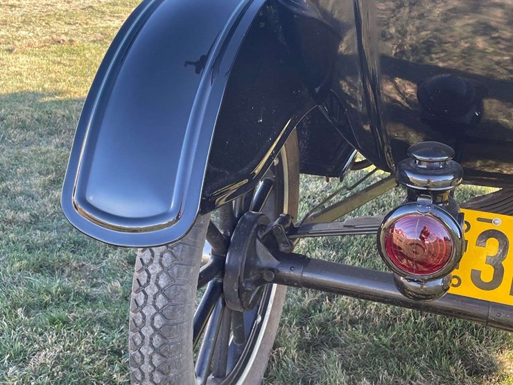 1917-model-t-touring-image-43