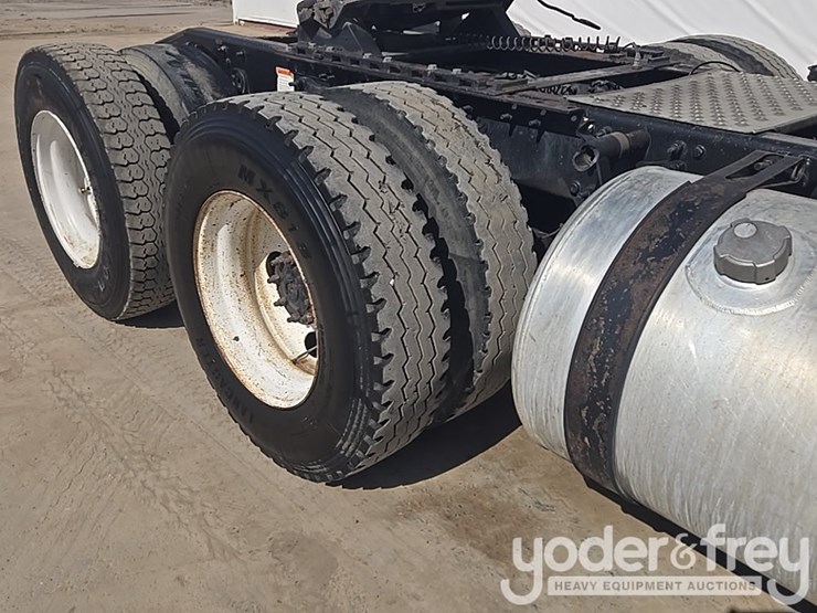 2014-freightliner-cascadia-113-image-17