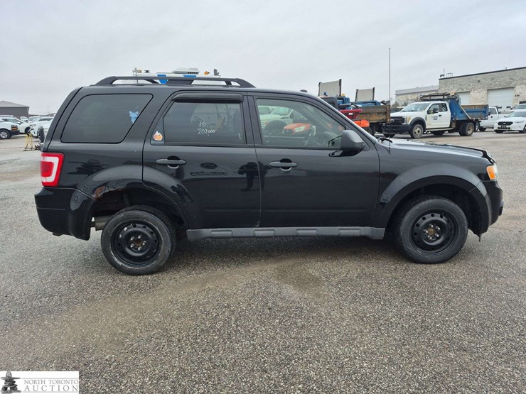 2010-ford-escape-image-4