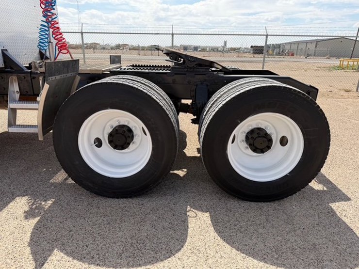 2012-peterbilt-388-image-10