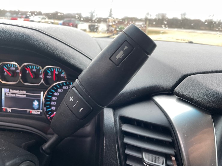 2015-chevrolet-suburban-image-76