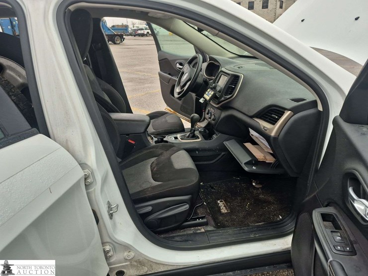 2016-jeep-cherokee-image-28