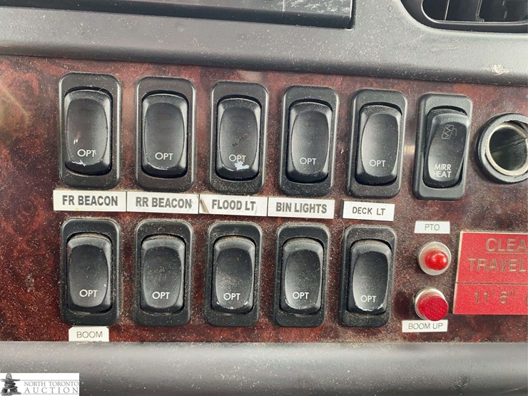 2011-freightliner-m2-106-image-17