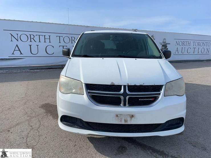 2014-dodge-grand-caravan-sxt-image-2