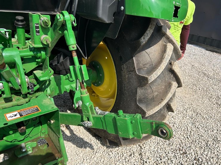2021-john-deere-5075e-image-15