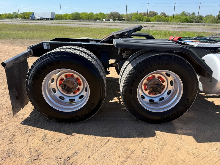 2020-peterbilt-367-image-17