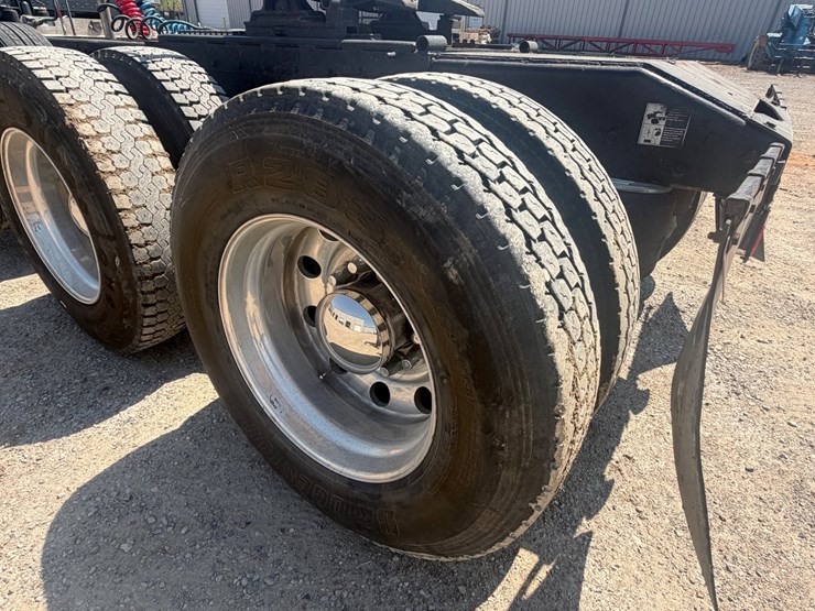 2009-peterbilt-367-image-24