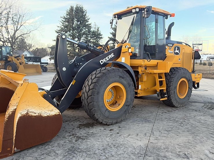 2024-deere-624-p-tier-image-1