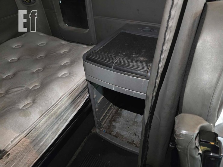 2009-freightliner-columbia-120-image-21