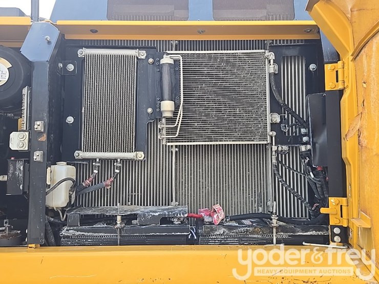 2017-deere-210g-lc-image-39