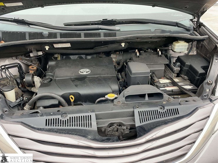 2015-toyota-sienna-image-10