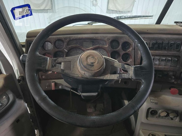 2004-mack-vision-cx613-image-10