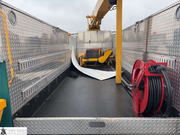 2012-freightliner-m2-106-image-16