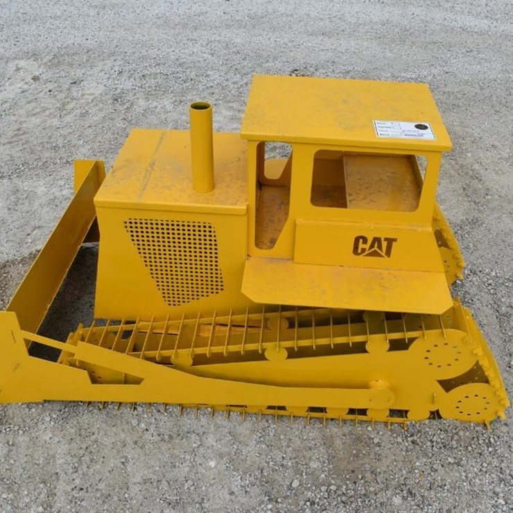 CATERPILLAR DOZER LAWN ORNAMENT 42930