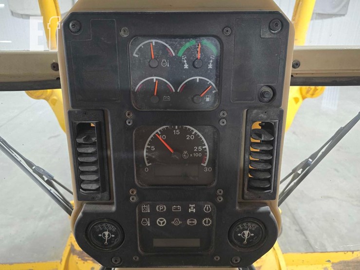 2004-caterpillar-120h-image-16