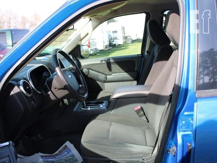 2010-ford-explorer-xlt-image-6