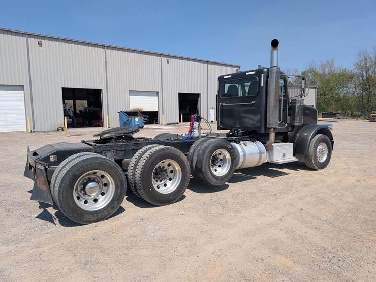 2009-peterbilt-367-image-3