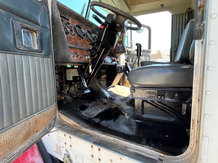 2000-kenworth-t800-image-16