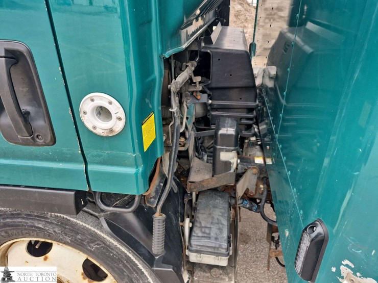 2016-isuzu-nqr-image-18