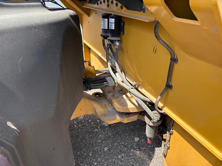 2018-caterpillar-cb13-image-12