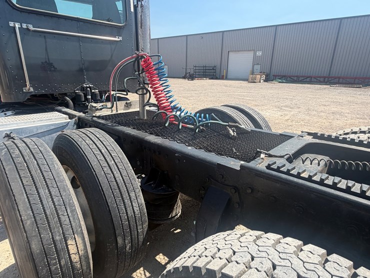 2009-peterbilt-367-image-28