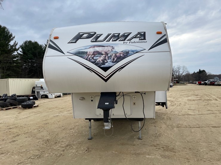 #201-•-2014-palomino-puma-253-fbs-27'-fifth-wheel-camper-(has-wi-title)-image-8