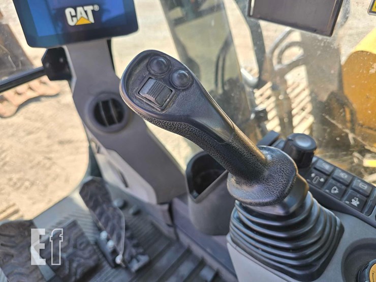 2020-caterpillar-323-image-17