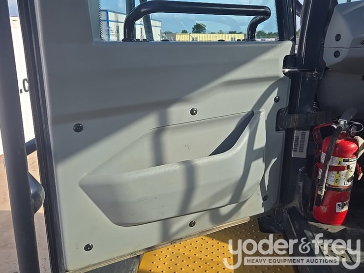 2022-deere-260e-image-111