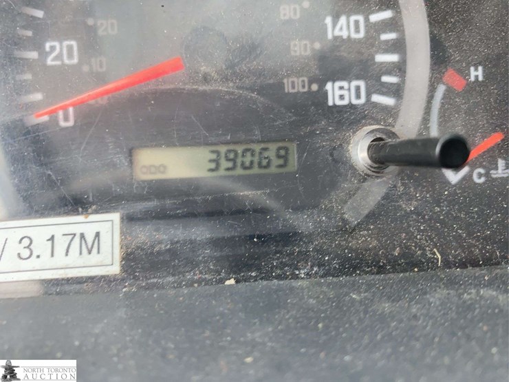 2010-isuzu-nqr-image-11