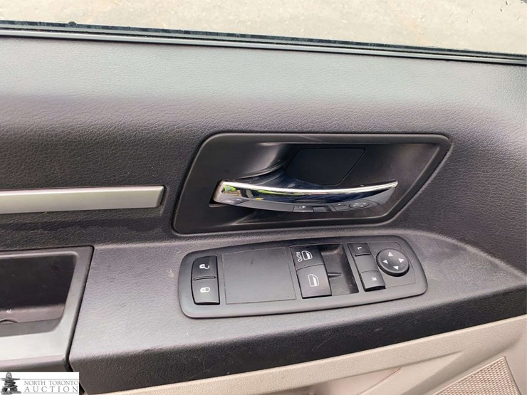 2010-dodge-grand-caravan-se-image-24