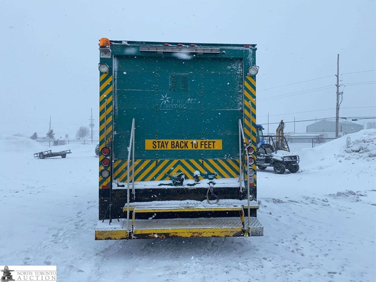 2010-isuzu-nqr-image-5