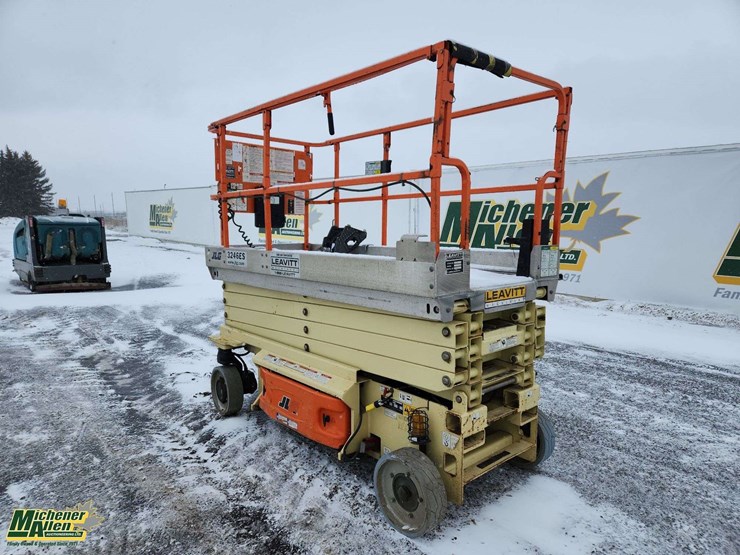 2014-jlg-3246es-image-3