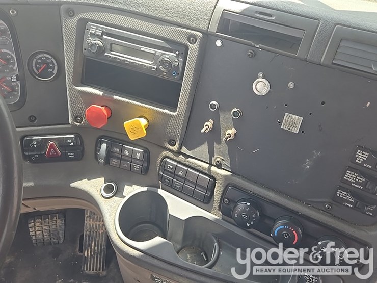 2011-freightliner-cascadia-125-image-95