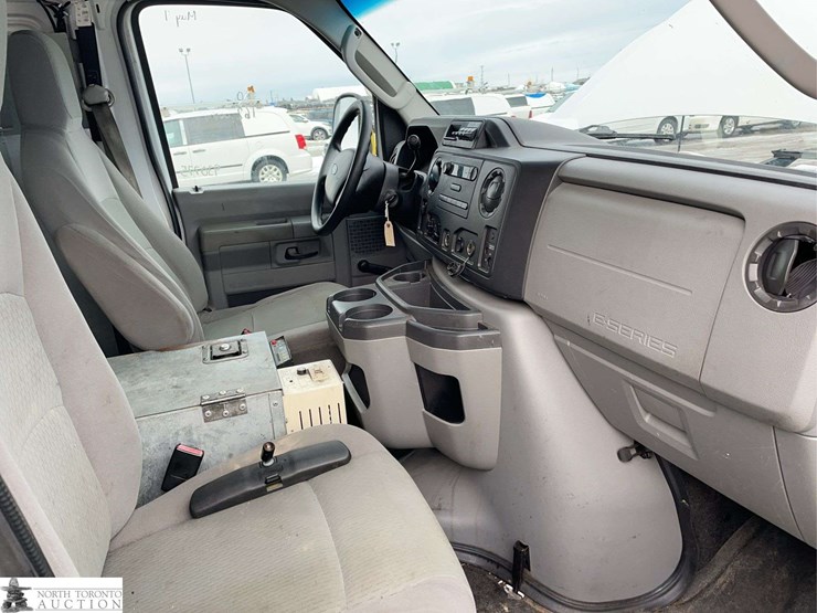 2010-ford-cargo-image-22