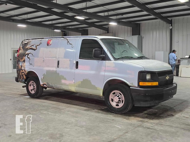 2017-chevrolet-express-2500-image-2