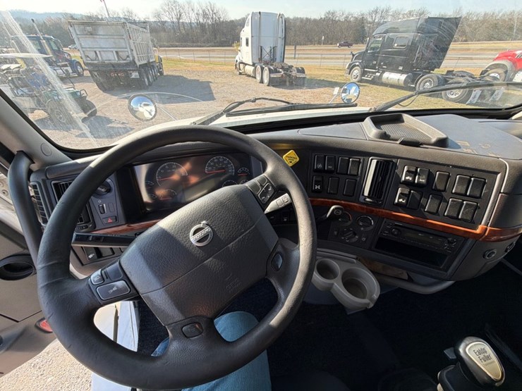 #31954-•-2012-volvo-tandem-axle-truck-tractor-image-9