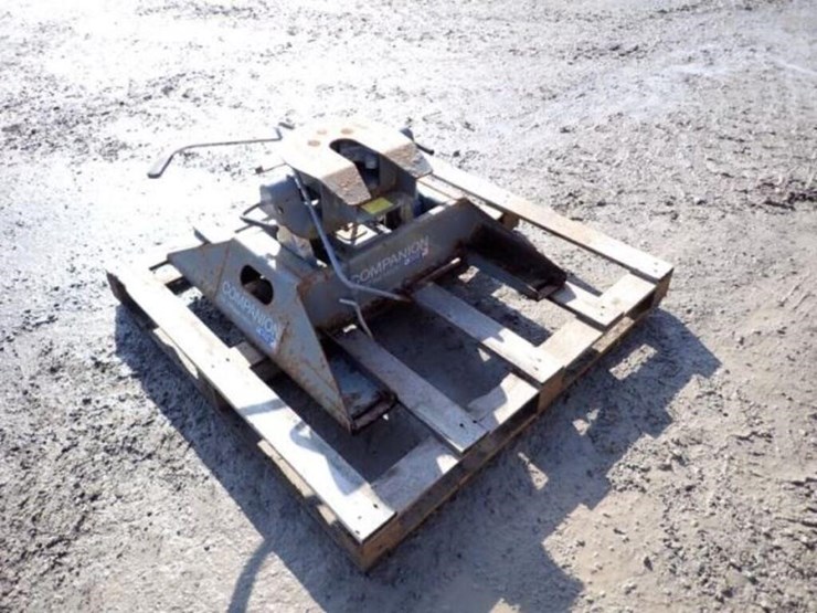 b&w-companion-5th-wheel-image-3