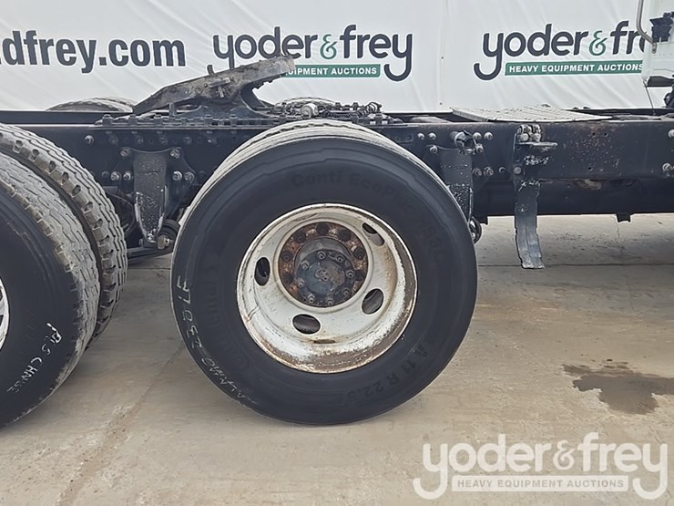 2011-freightliner-cascadia-125-image-18