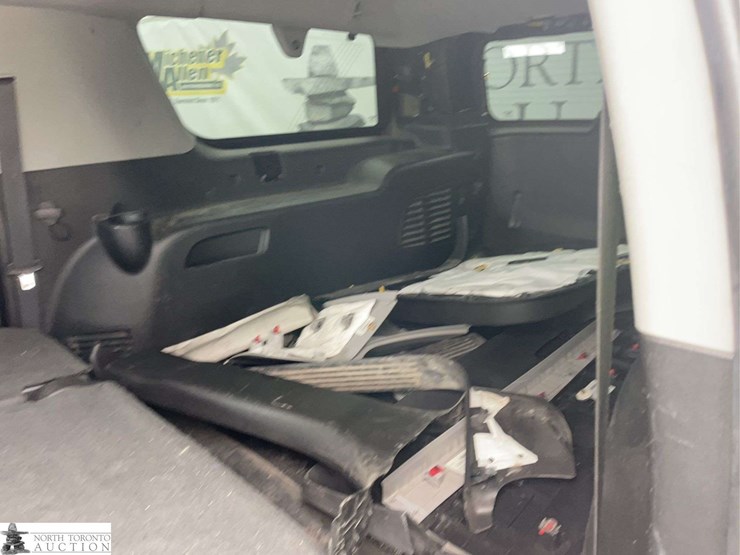 2018-chevrolet-suburban-image-17