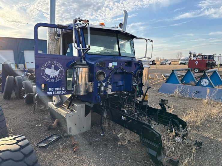 2015-peterbilt-389-image-2