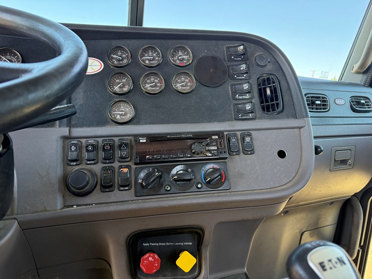 2020-peterbilt-367-image-10