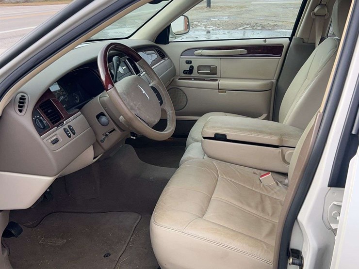 2005-lincoln-town-car-image-49