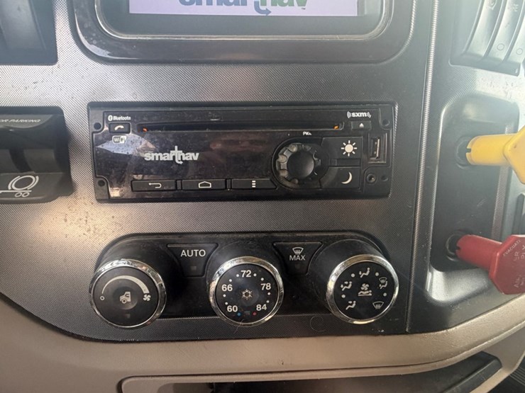 2019-peterbilt-567-image-44