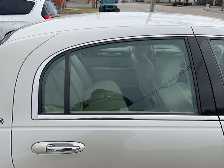 2005-lincoln-town-car-image-38