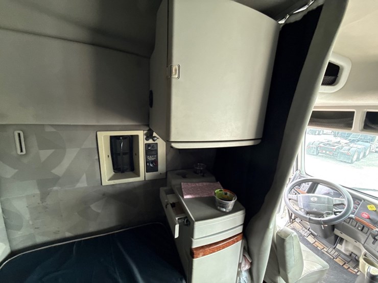 #31952-•-2010-volvo-vnl-tandem-axle-truck-tractor-image-36